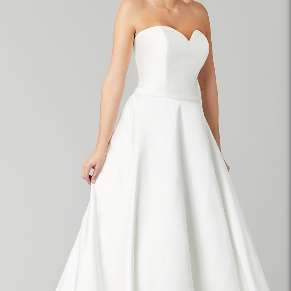 Brand new. Bought and changed mind. Ivory color.